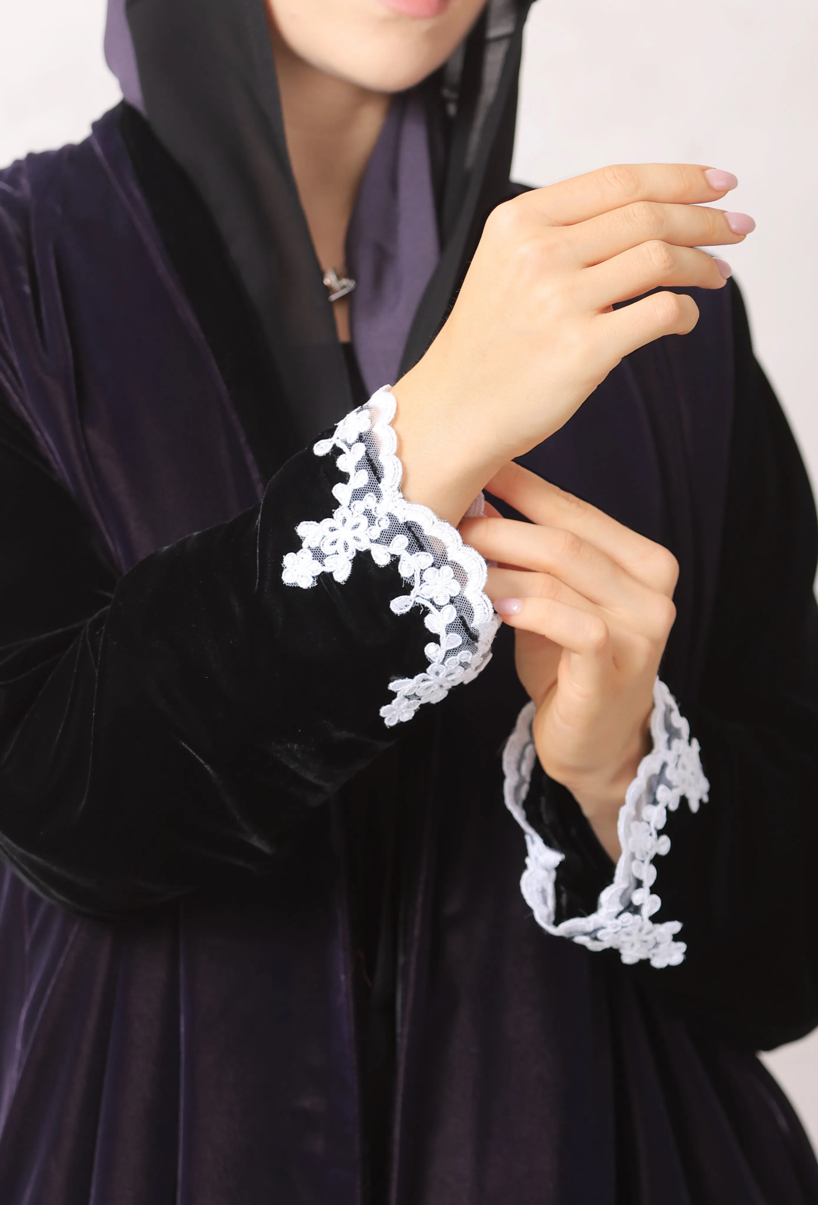 عباية مخمل فاخرة – أسود بنفسجي