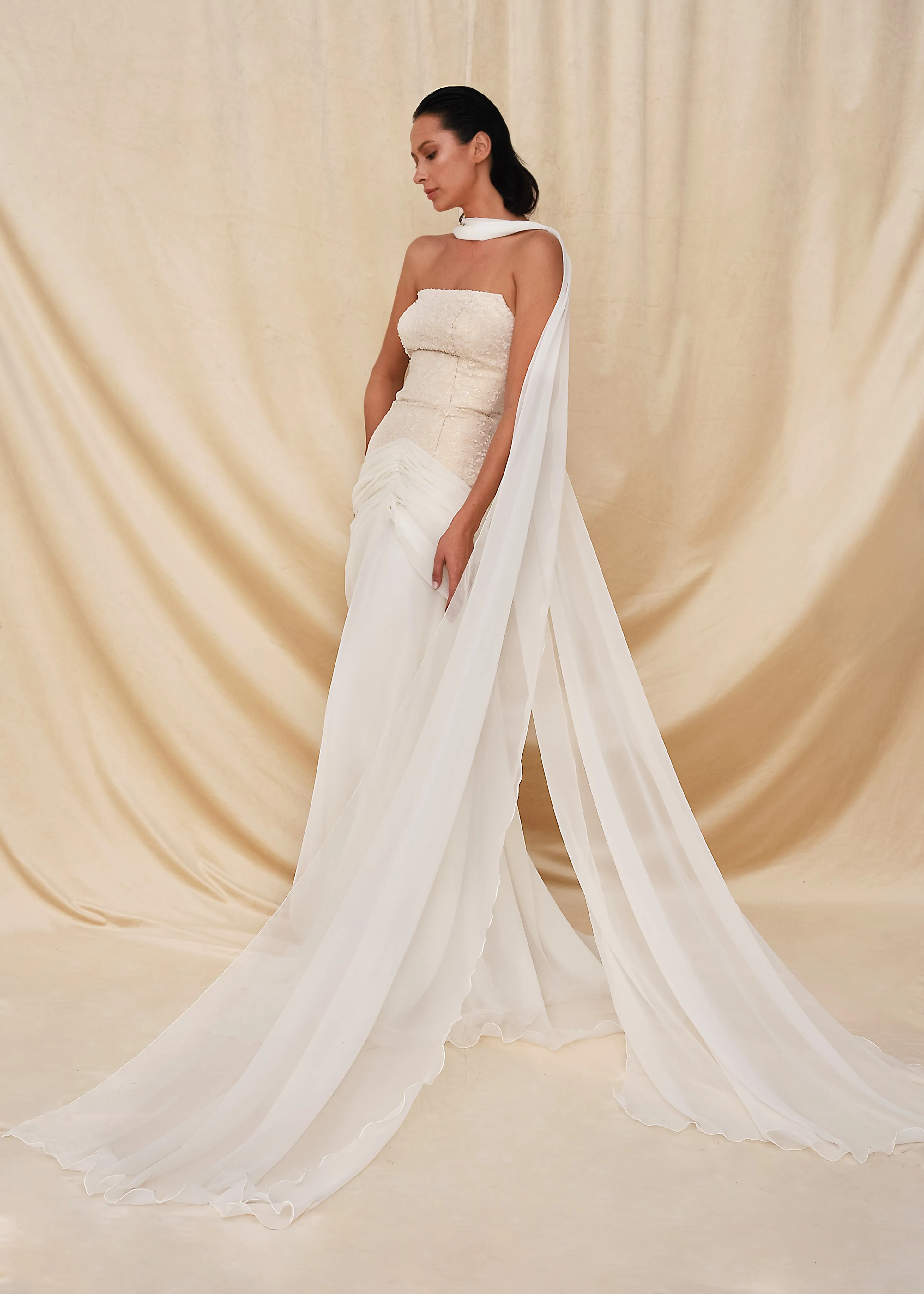 فستان أنيق بوشاح