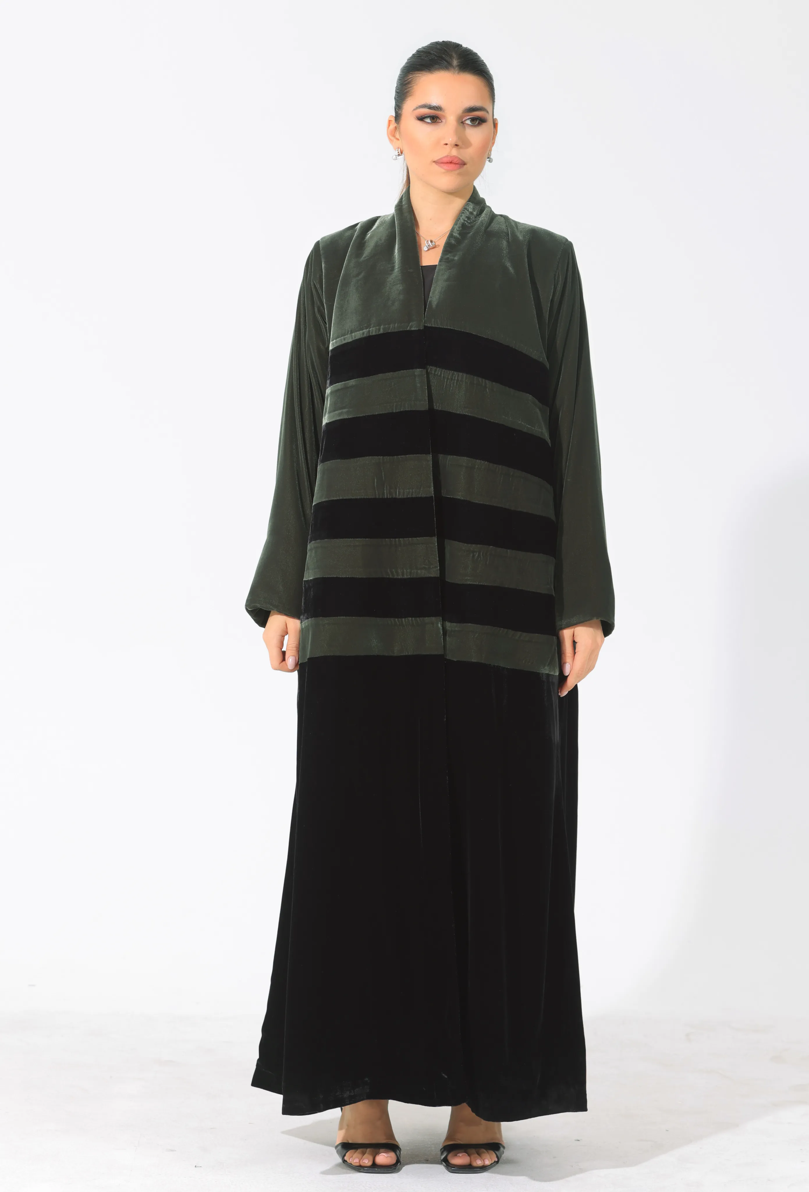 عباية مخمل مخططة