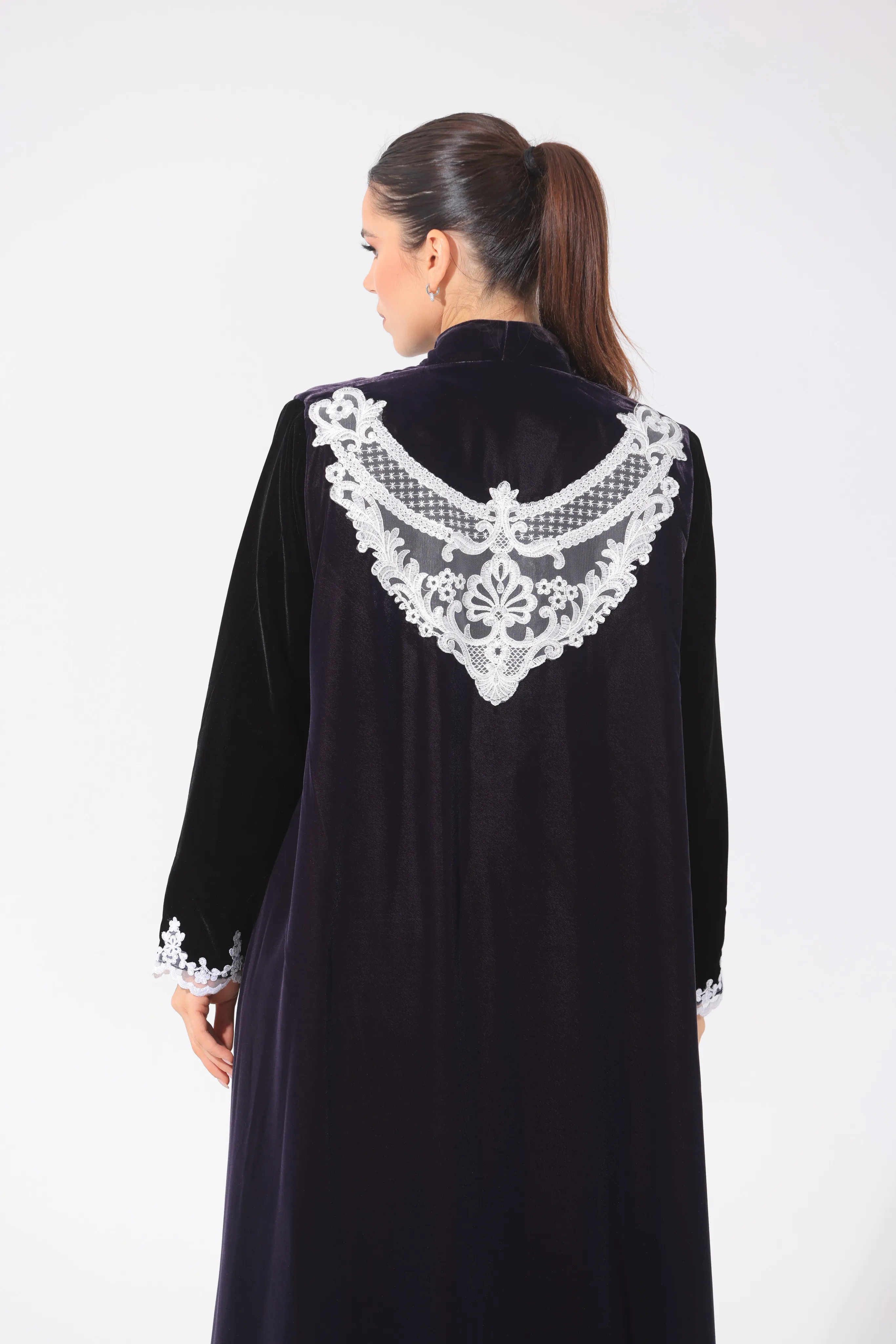 عباية مخمل فاخرة – أسود بنفسجي