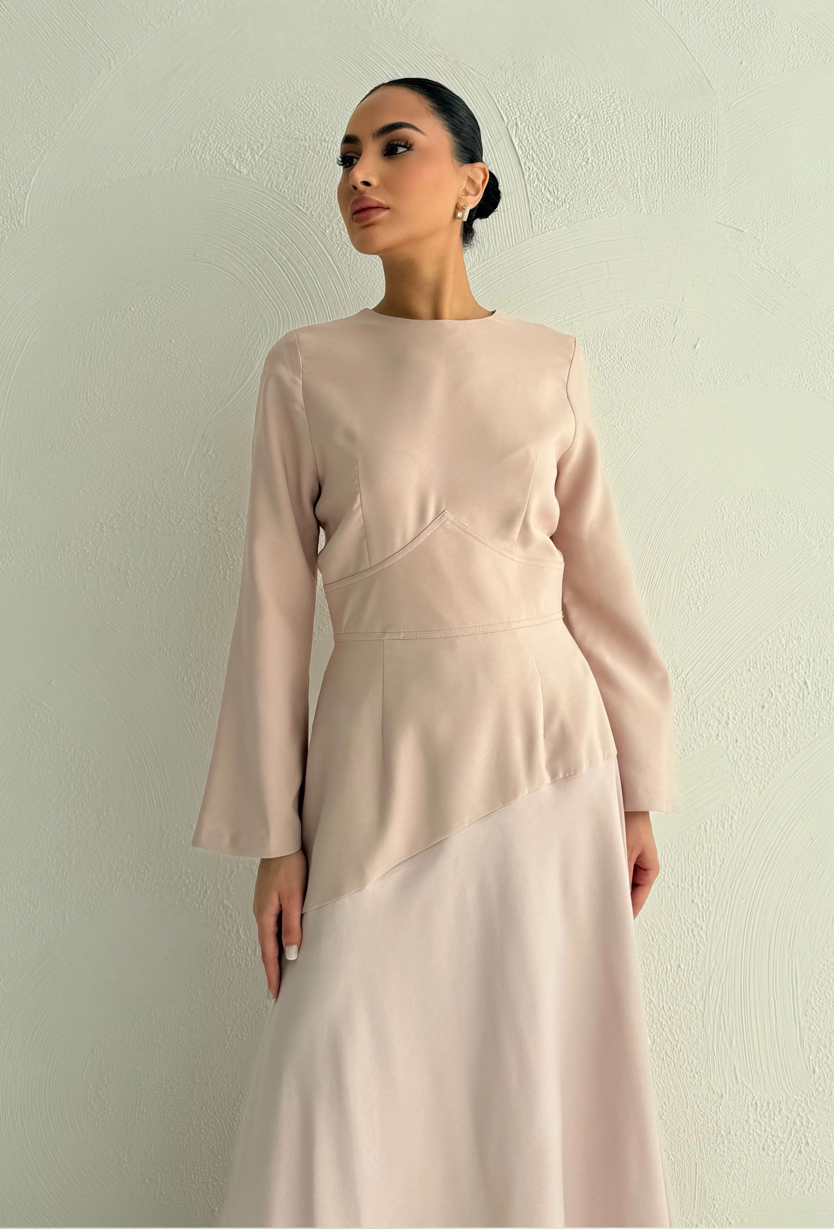 فستان بقصّة مائلة