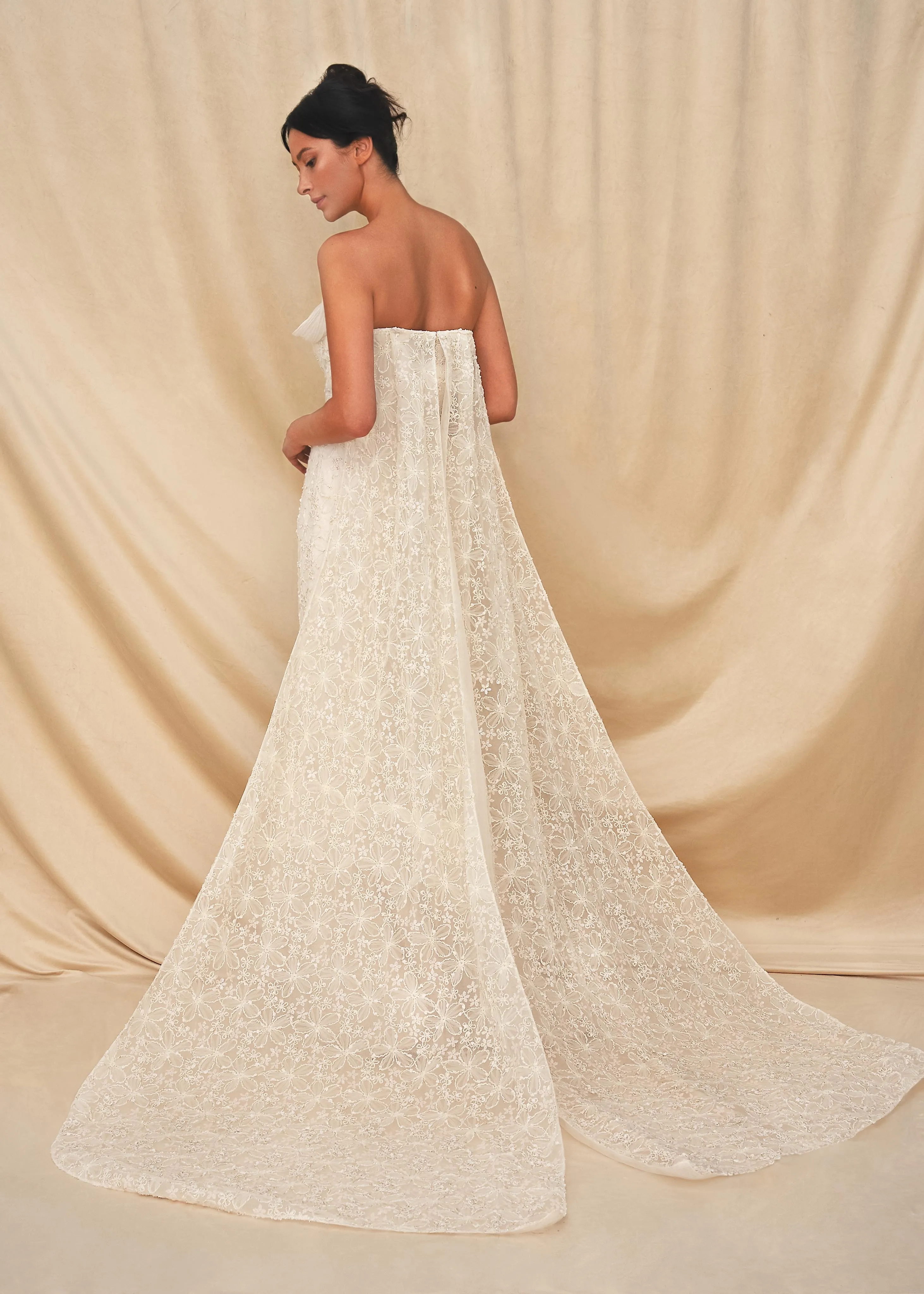 فستان الوشاح الكريمي