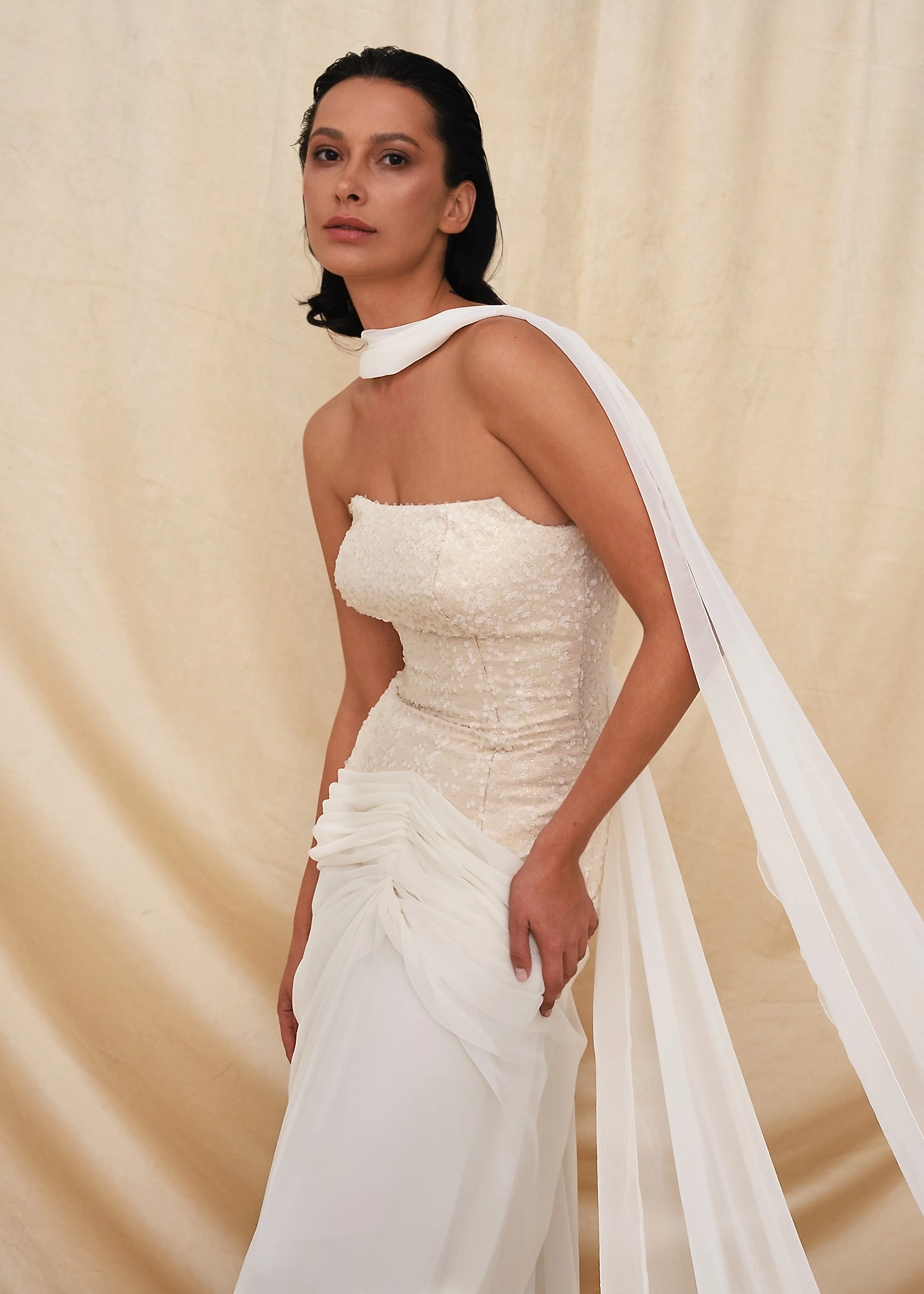 فستان أنيق بوشاح