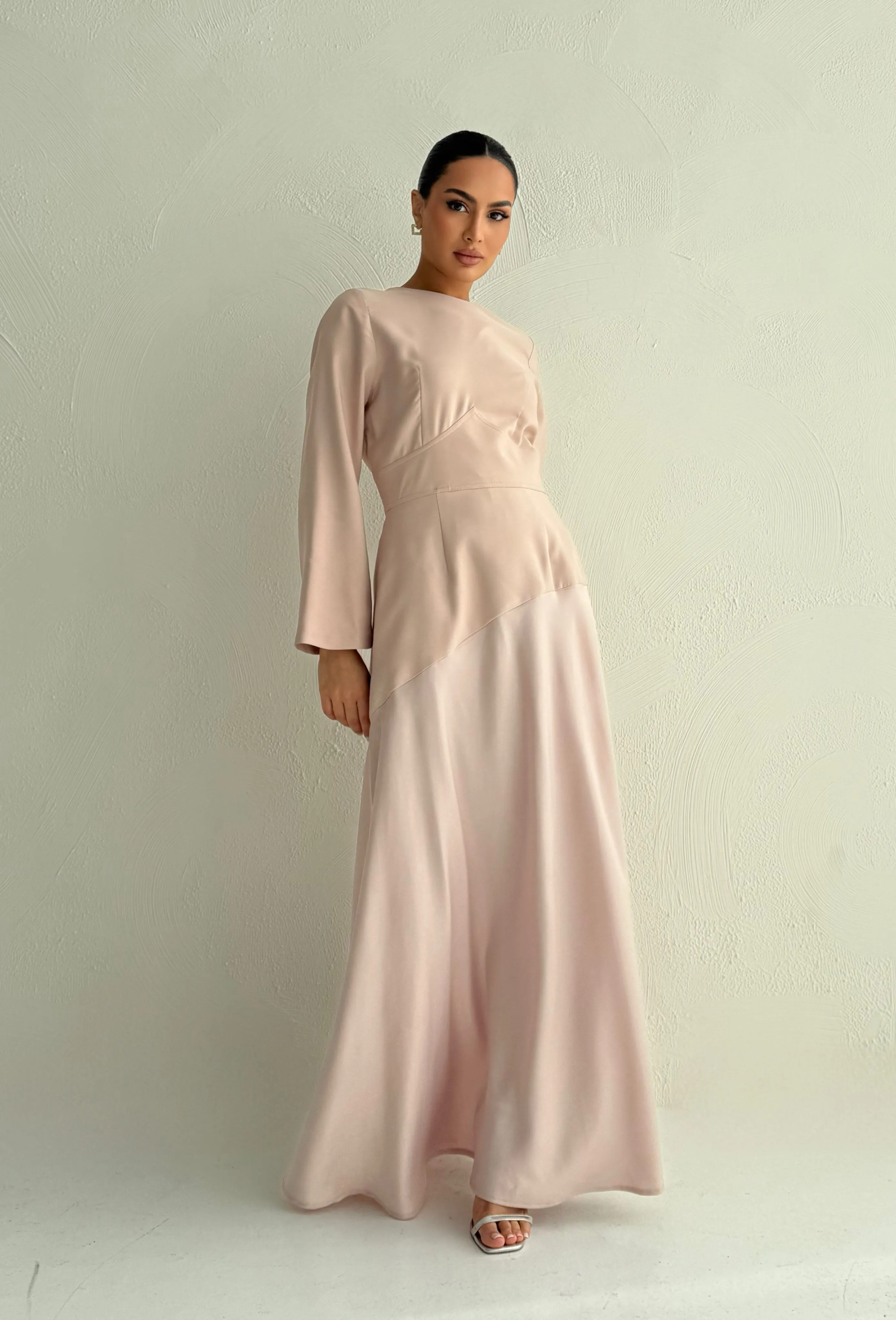 فستان بقصّة مائلة