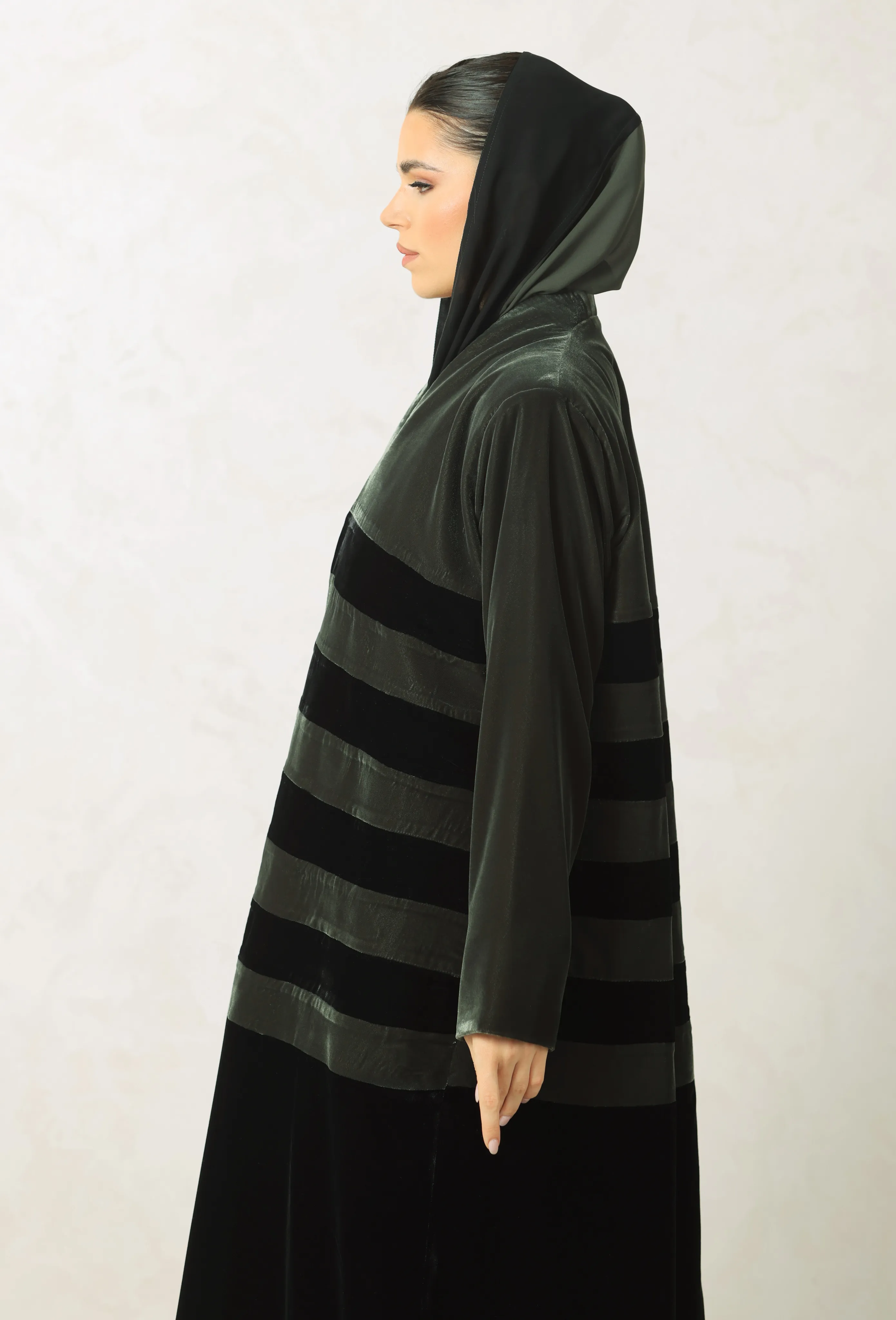 عباية مخمل مخططة