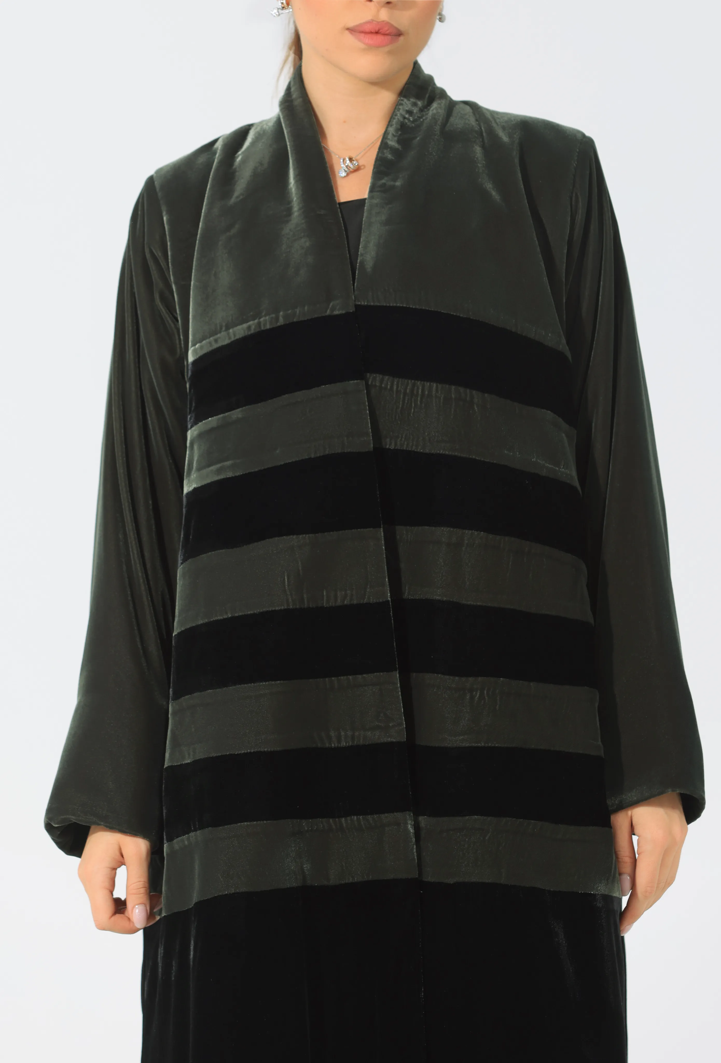 عباية مخمل مخططة