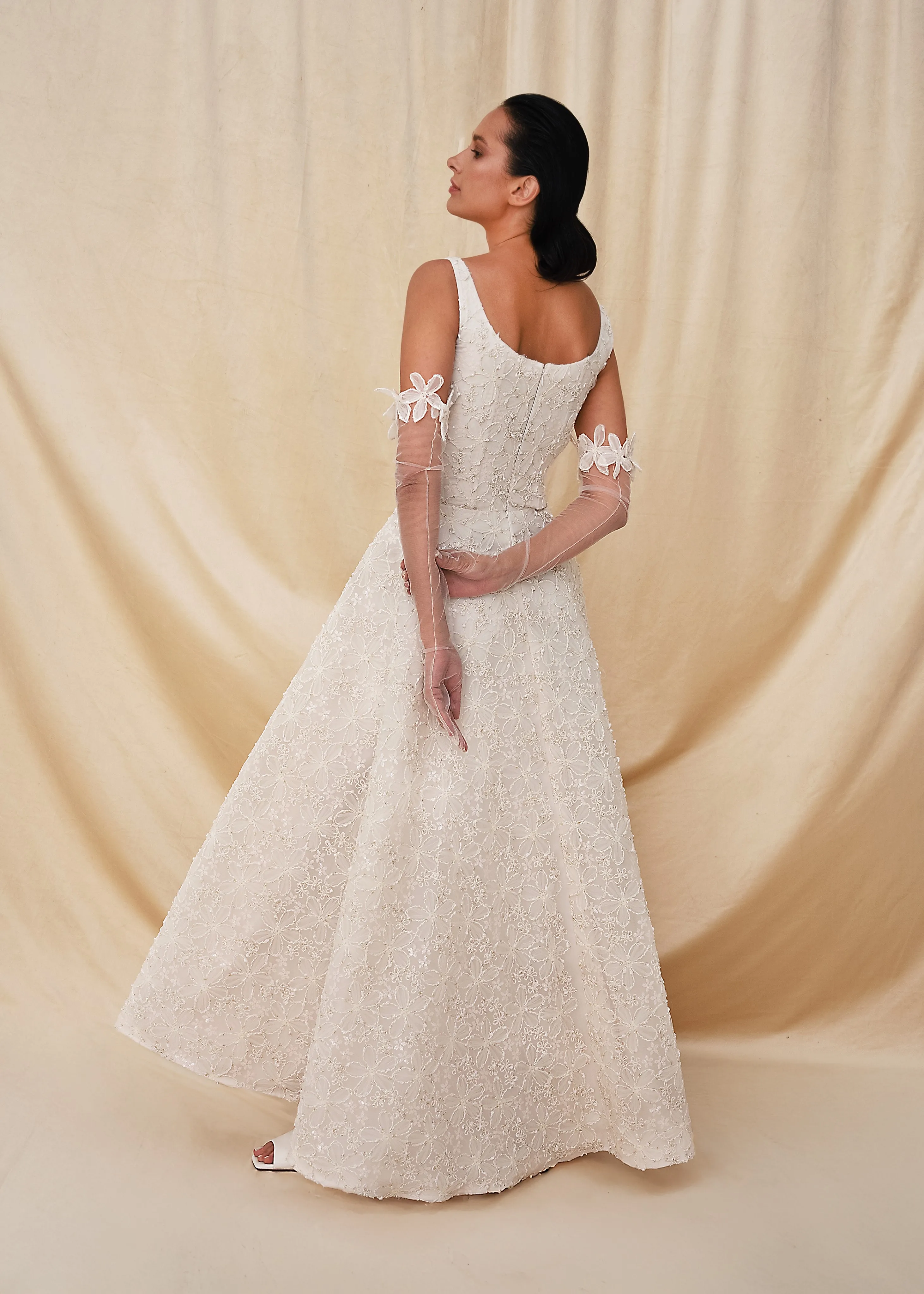 فستان دانتيل الأزهار